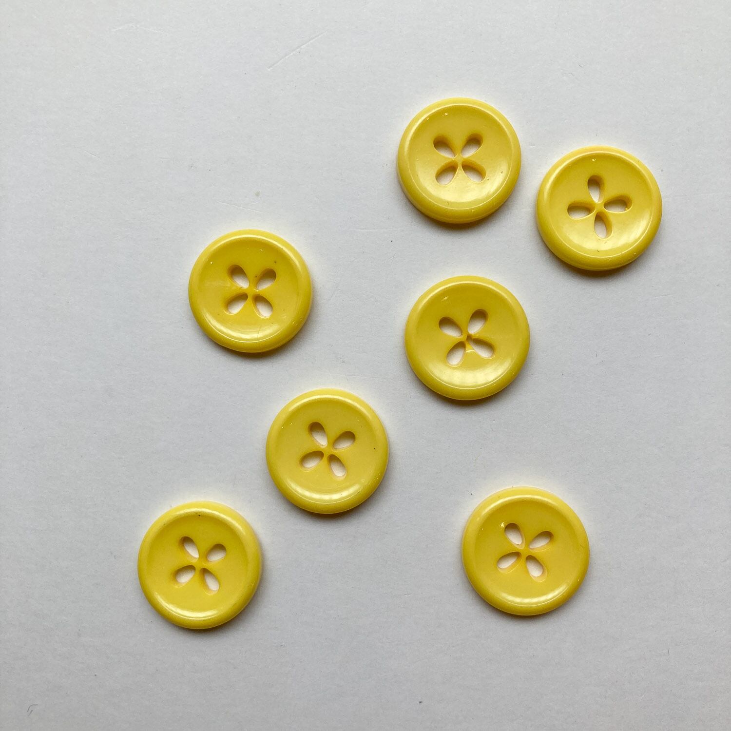 カラーお花型4つ穴ラウンドボタンS(18mm)