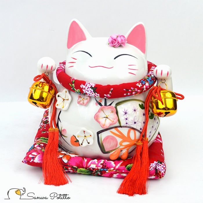 招き猫 花 Q18139 高さ19cm ホワイト 白 両手 笑い猫 置物 恋愛成就 
