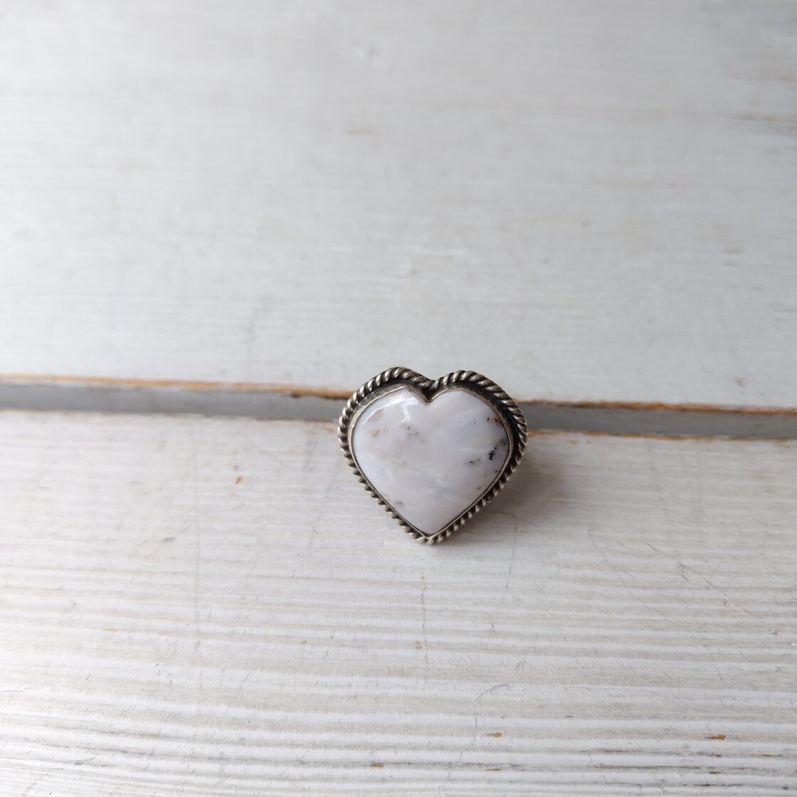 ナバホ　ホワイトバッファロー　ハートシルバーリング　12号前後　フリーサイズ　インディアンジュエリー