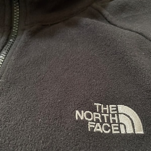 【THE NORTH FACE】訳あり フリース ジャケット ワンポイントロゴ 刺繍ロゴ ハーフドーム ジップアップ フルジップ 黒 S ノースフェイス US古着