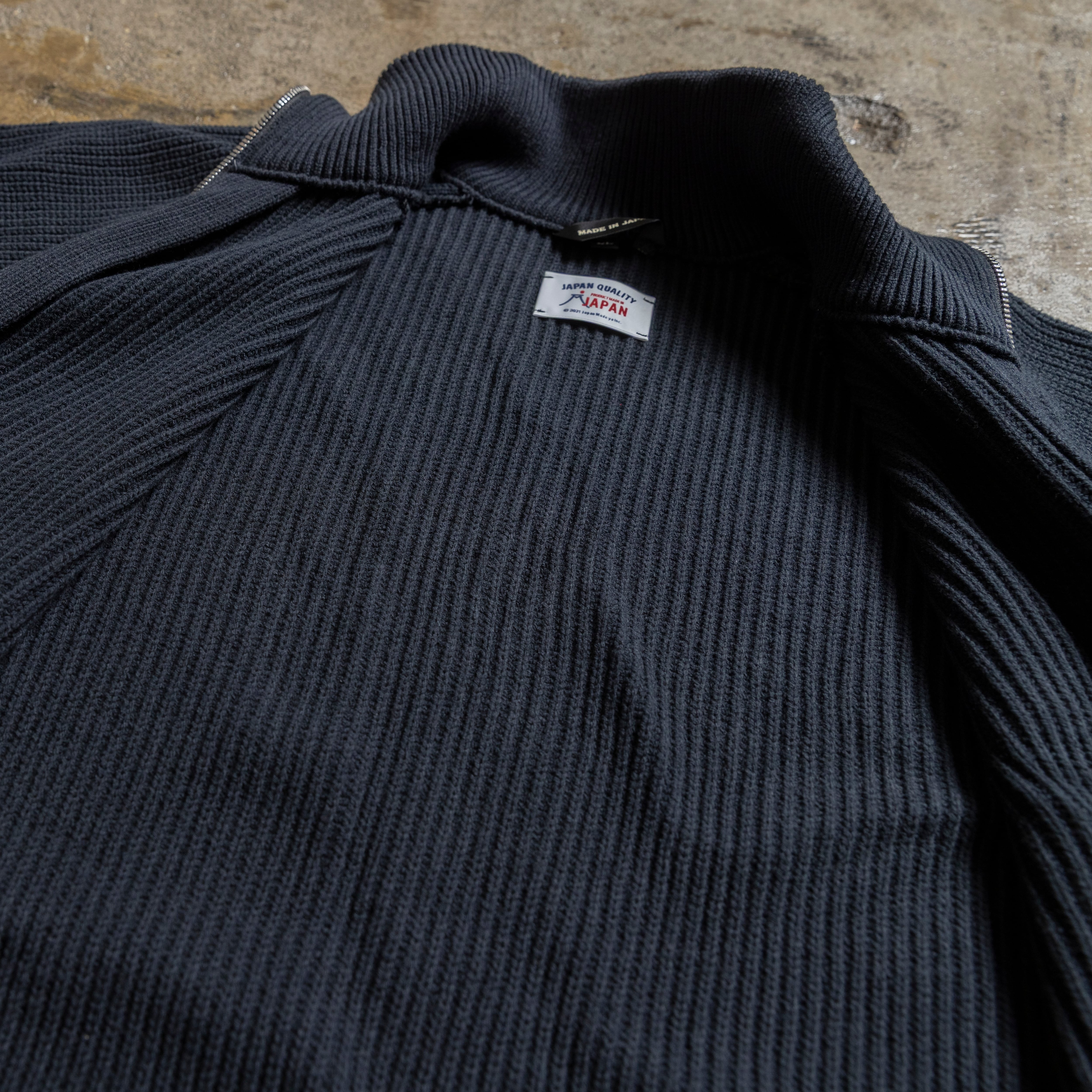 休日のOFFも、仕事のONも。大人の「ドライバーズニット」 | 「Japan