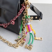 プラダ チャーム付 ソフトサウンド スモール ショルダーバッグ ブラック レザー AW25