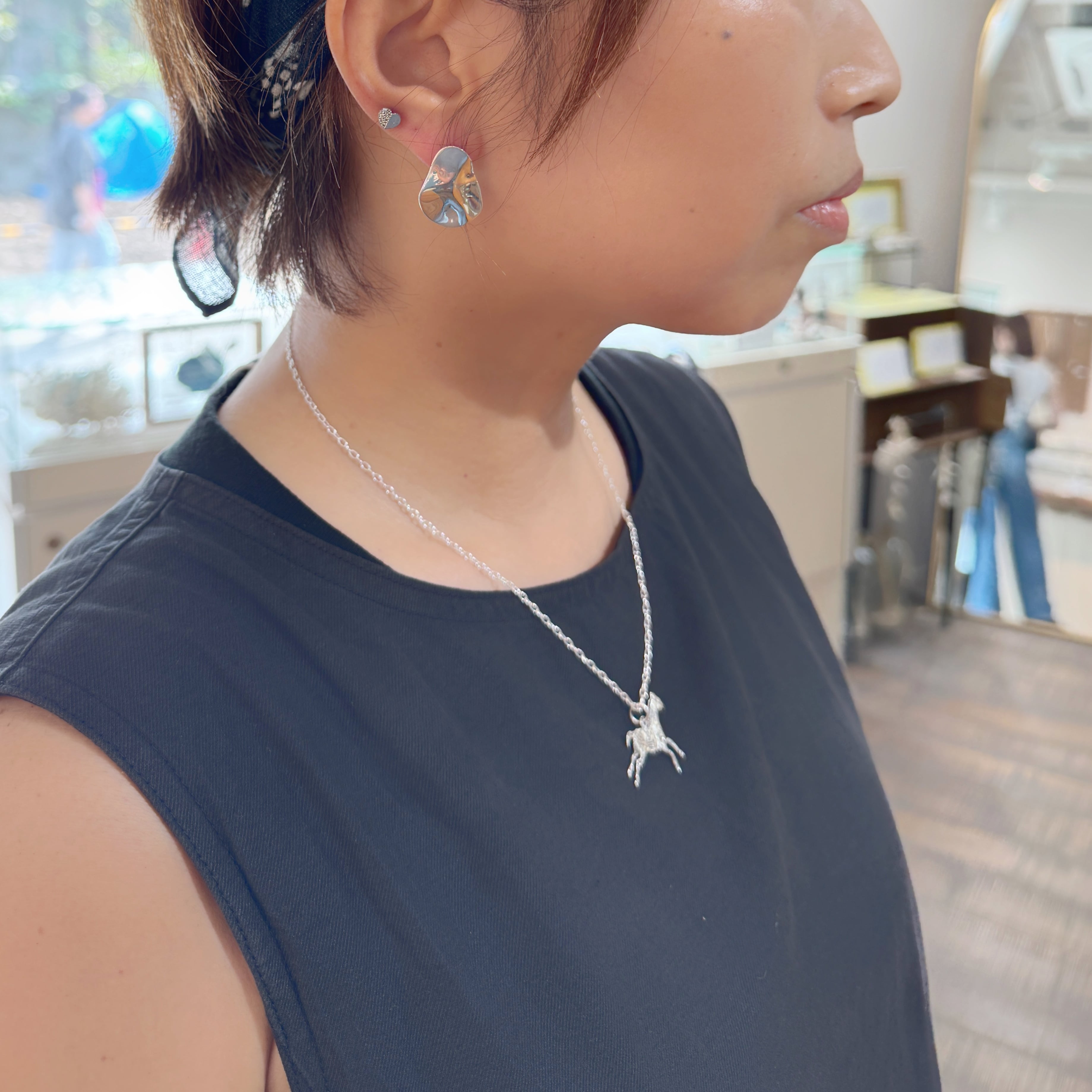 残りわずか】ナミナミ 洋梨 スタッドピアス 小顔効果と レフ板効果