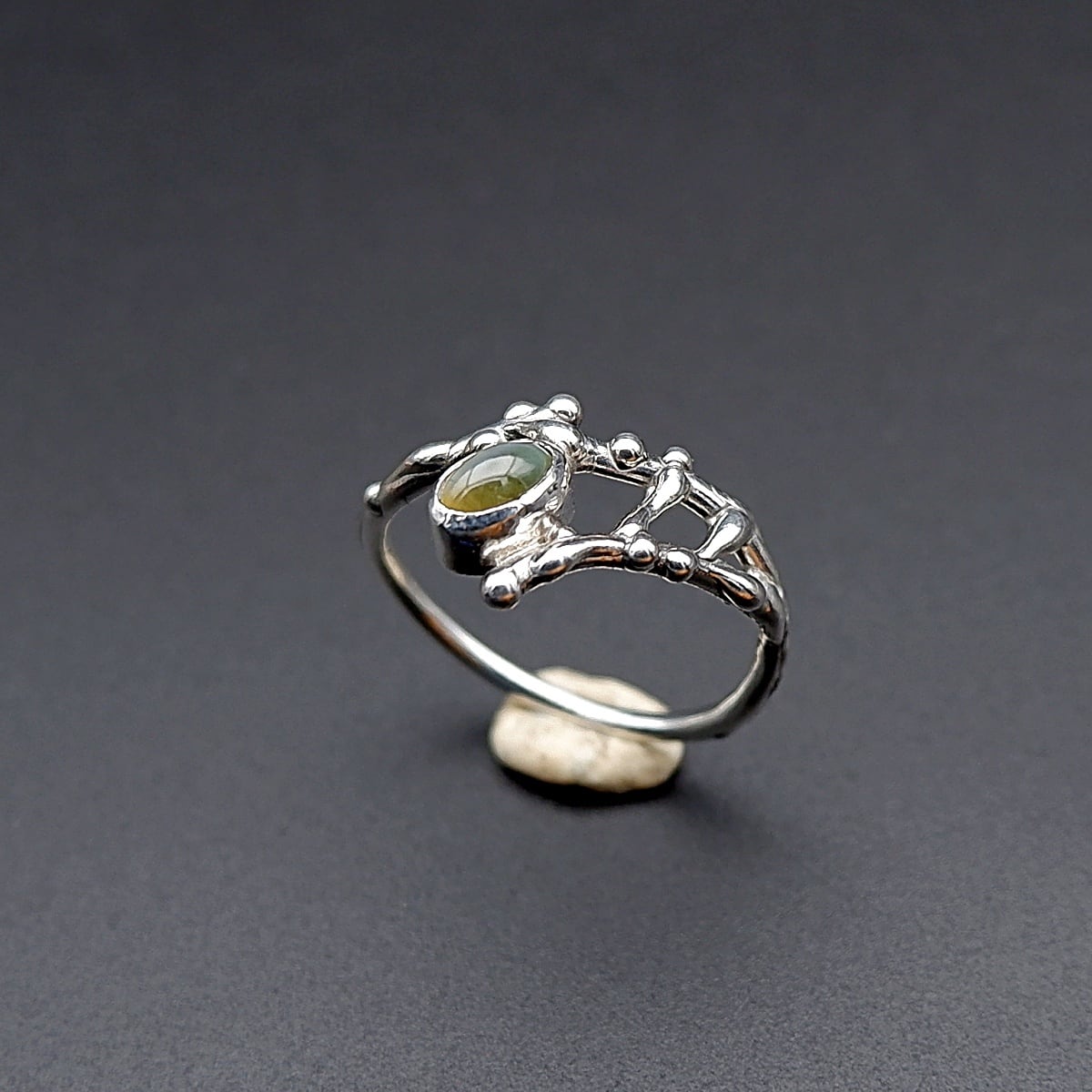 クリソベリルキャッツアイのデザインリング 13.5号 ～金緑のまなざし