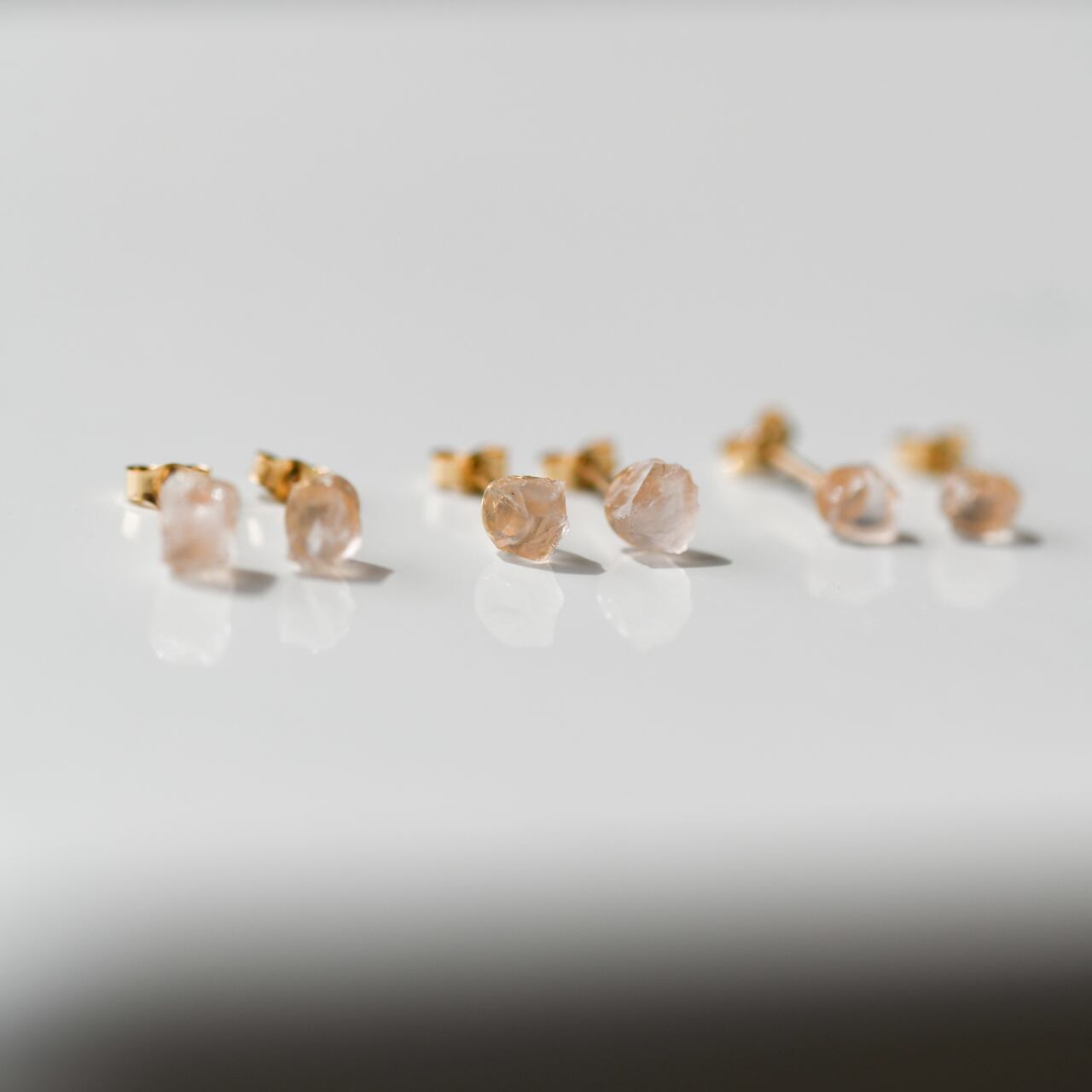 ローズクォーツ ミニピアス 原石 鉱物 天然石 シンプル 仕事 オフィス