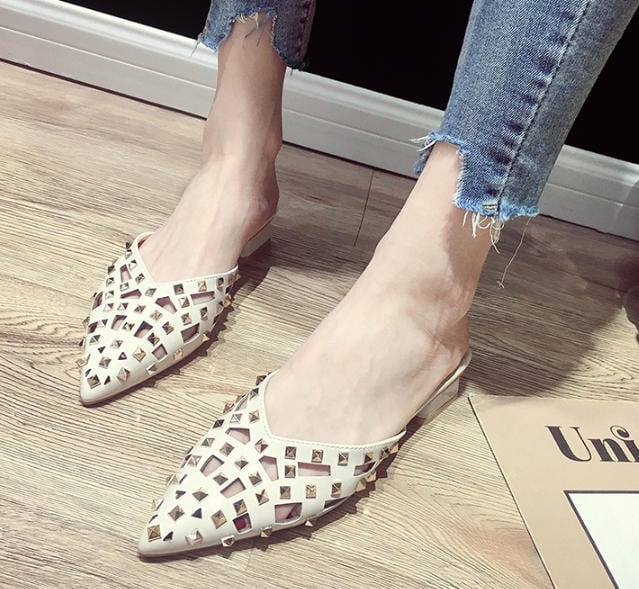 スタッズ付き ポインテッドトゥ サンダル ローヒール 透かし 大人可愛い Luluca 韓国トレンドファッションluluca ルルカ スタッズ付き ポインテッドトゥ サンダル ローヒール 透かし 大人可愛い Luluca 韓国トレンドファッションluluca ルルカ