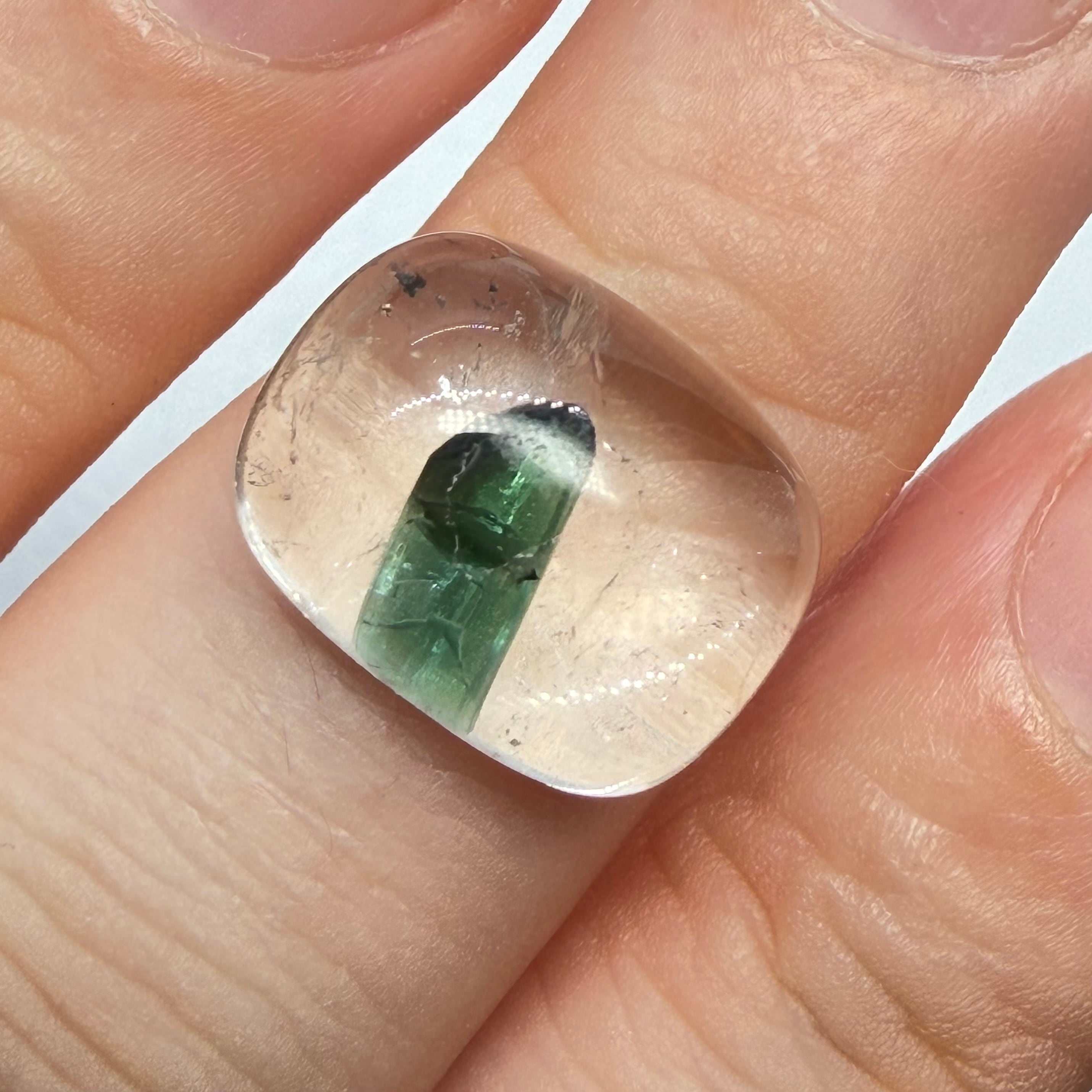 堂々たるグリーントルマリンインクオーツ