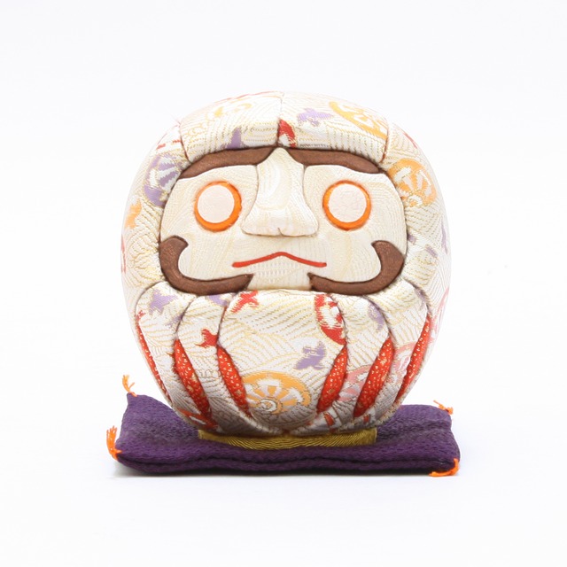 縁起物　木目込みダルマ 　西陣織　D　白（大）座布団付　柿沼東光作　日本製　品番 2253-04