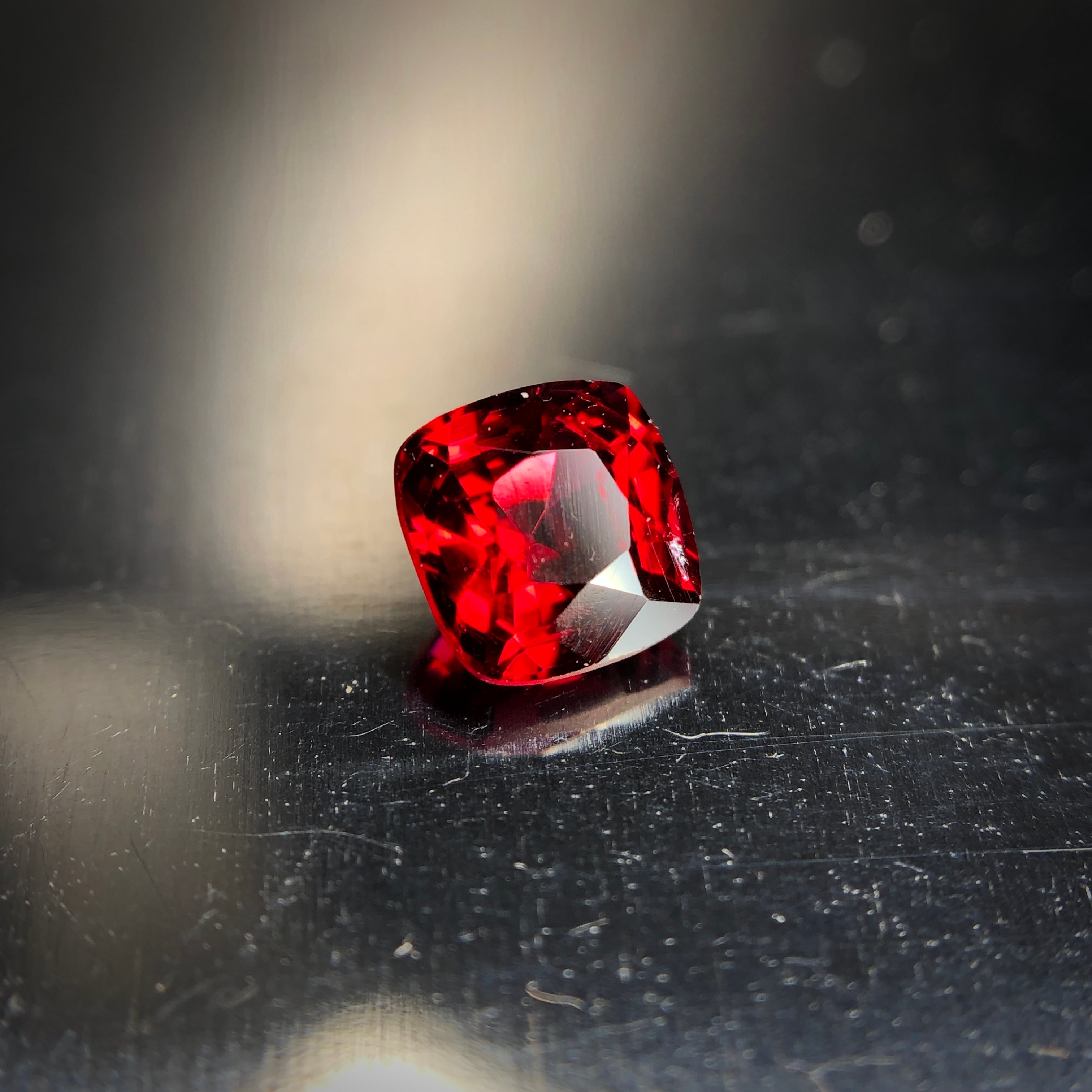 生命力溢れる深紅の宝石 0.56ct 天然 レッドスピネル | Frederick's