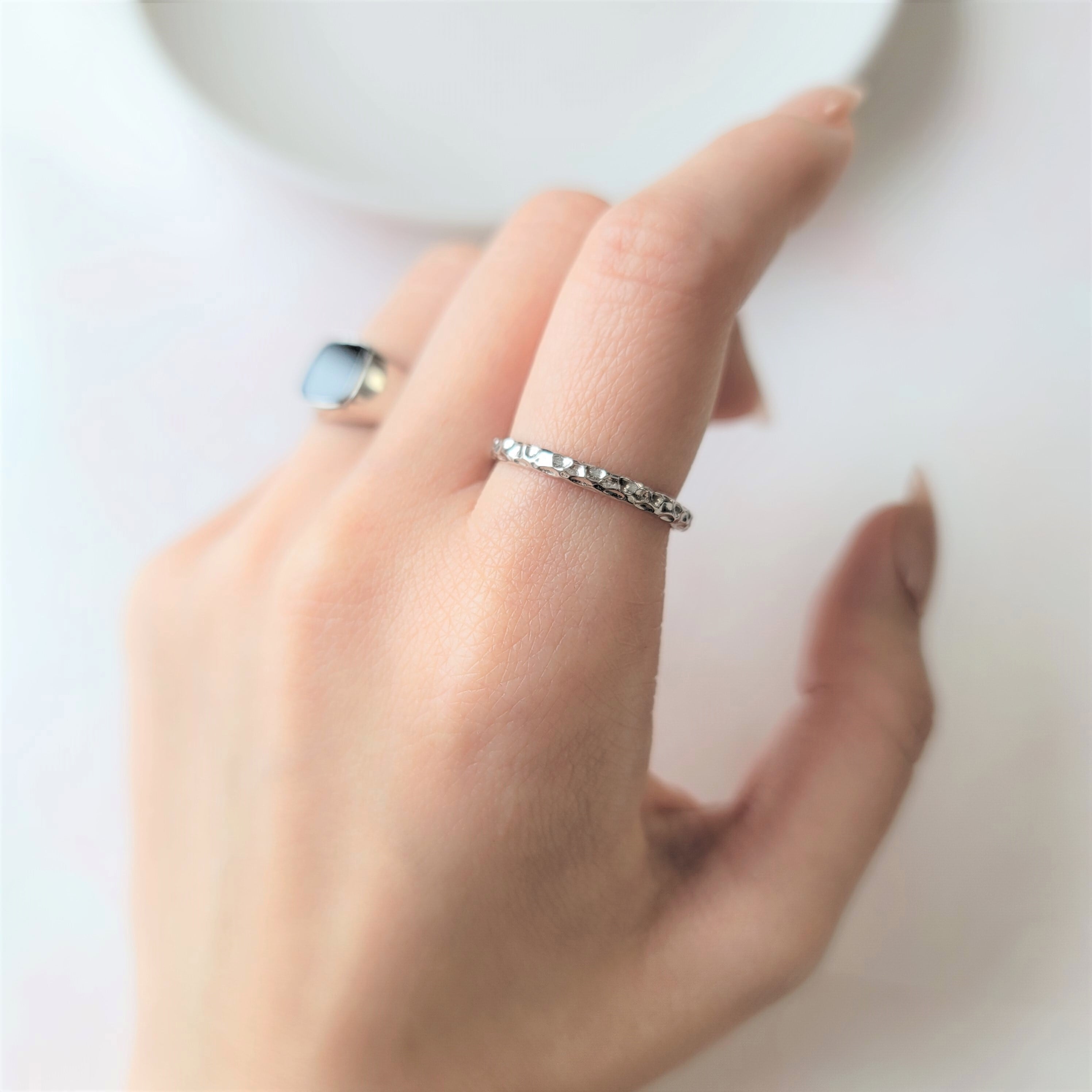 華奢なデコボコテクスチャーリング シルバー 細めリング 重ね付け《送料無料》