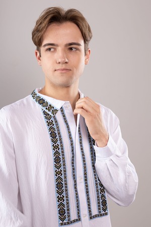 ウクライナ刺繍ヴィシヴァンカ　クロスステッチ手刺繍　L-XLサイズ　メンズ