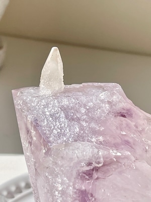 ブラジル産 カルサイトオンホワイトファントムアメシストツイン/ square calcite on amethyst twin