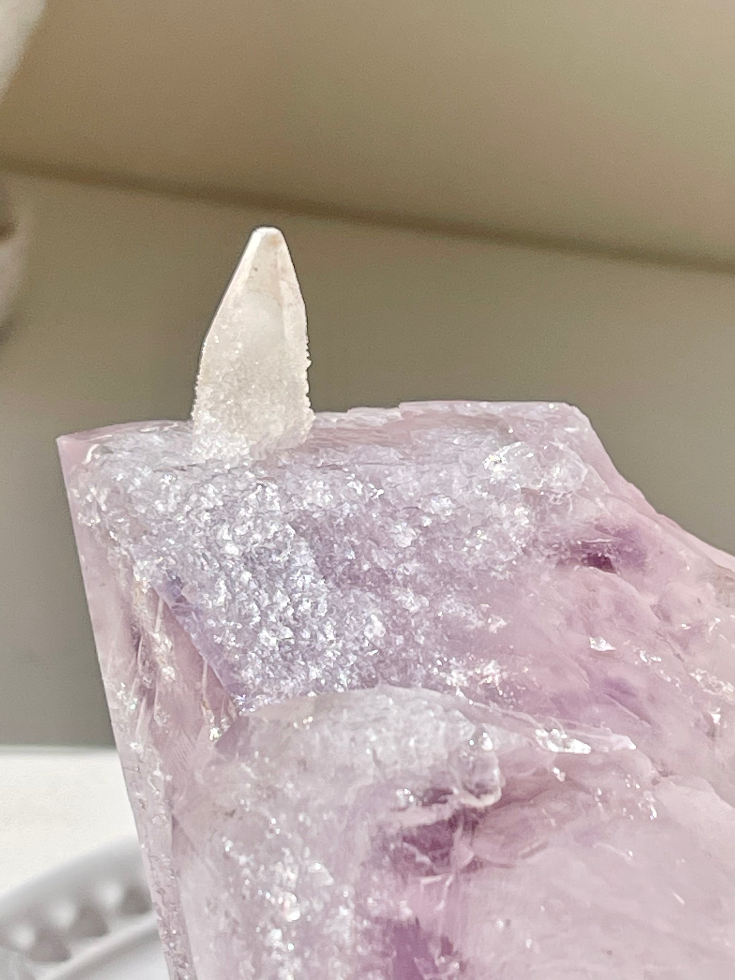 ブラジル産 カルサイトオンホワイトファントムアメシストツイン/ square calcite on amethyst twin