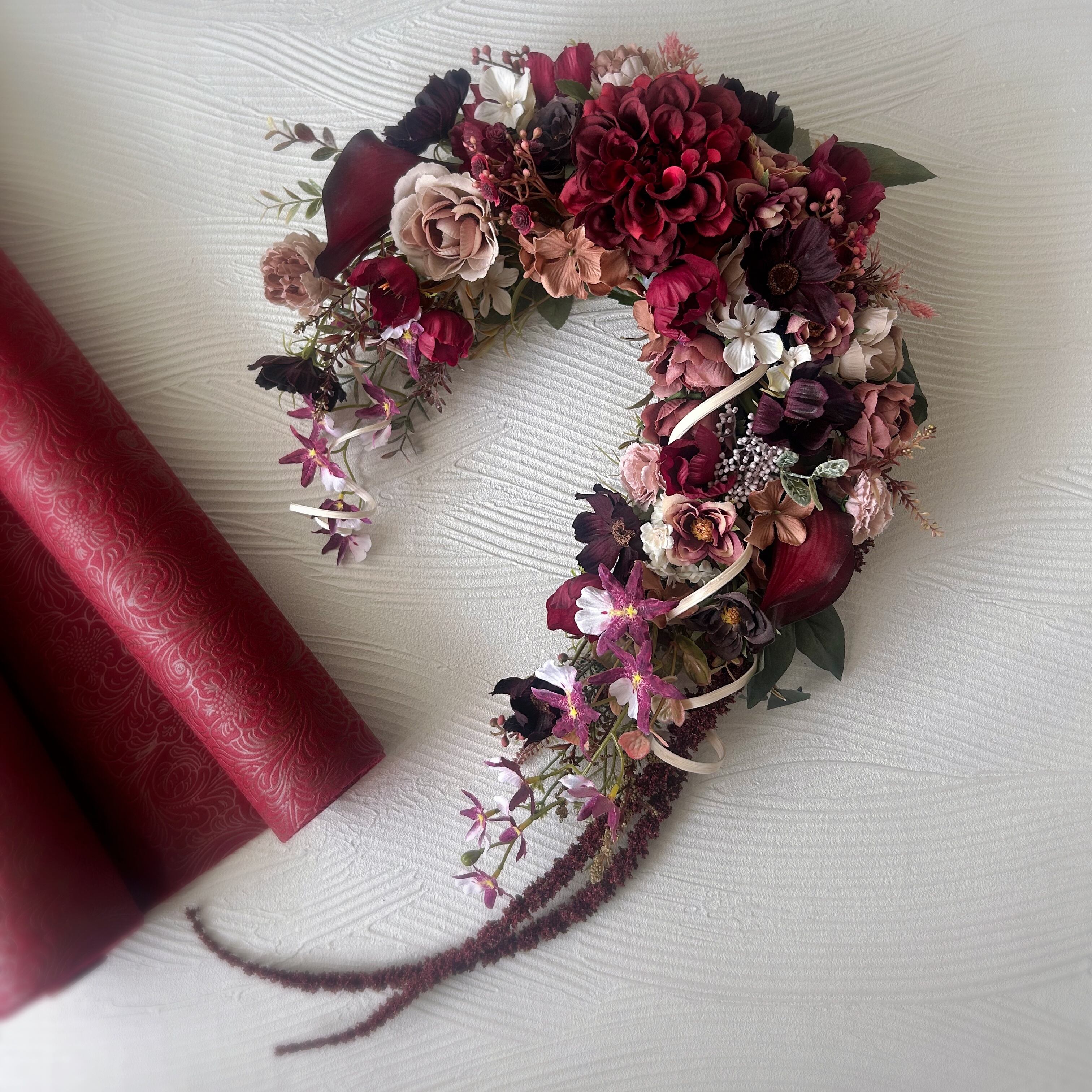 赤いダリアとチョコレートコスモスの馬蹄型リース/造花リース/秋色