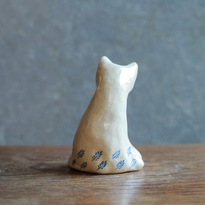 優しい表情で微笑む、陶器のネコ