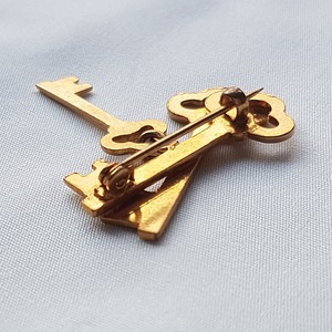 約束の鍵のブローチ (s-98)