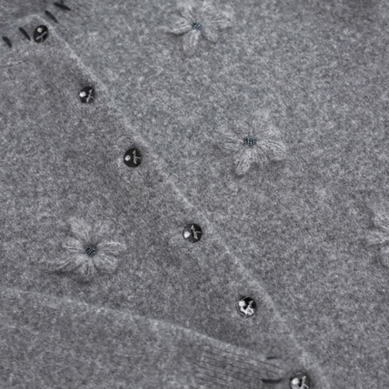 グレーに宿る、刺繍のひとひらカーディガン《P0318》