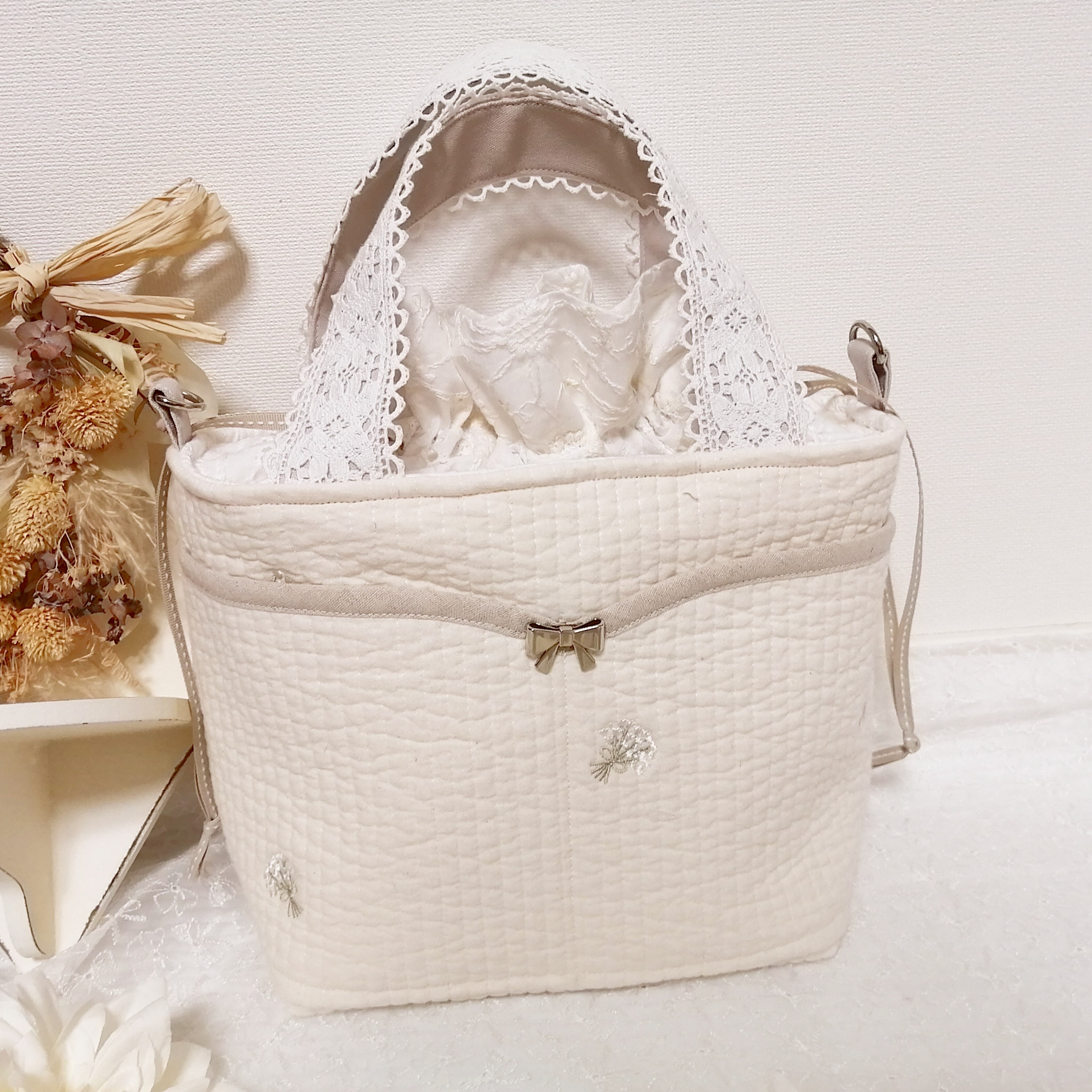 刺繍ヌビのおさんぽ巾着トート ほんわりオフホワイト カスミソウの刺繍 ストラップ付き