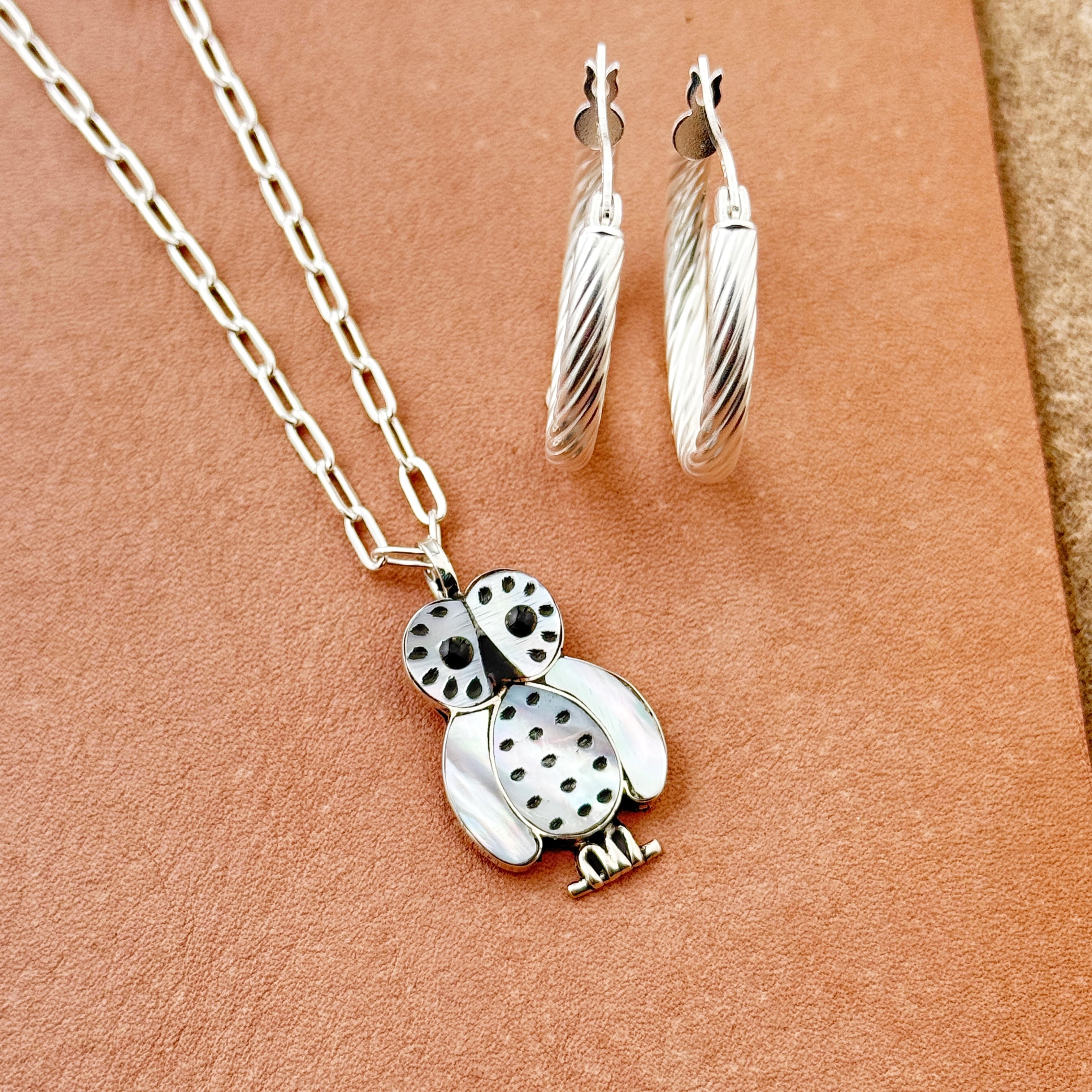 Indian Jewelry 》ZUNI フクロウ ホワイト シェル ペンダント