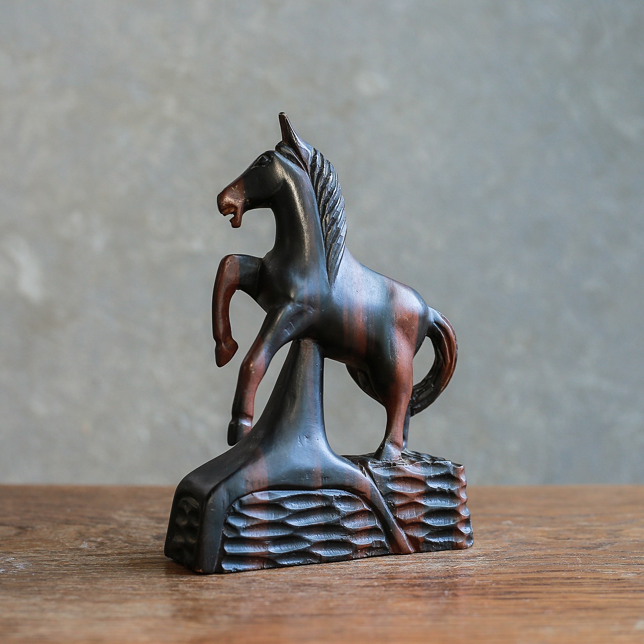 力強く立ち上がる、木製の馬