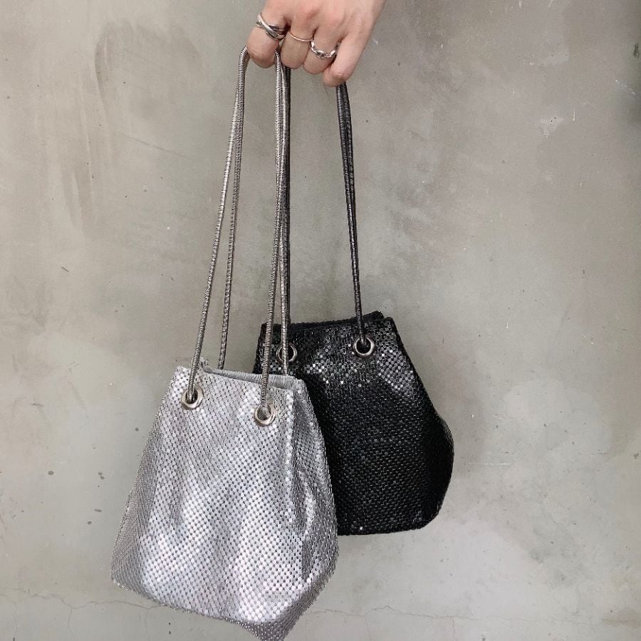 即納 グリッター シルバーチェーン コンパクト ポーチ きらきら ミニ巾着 バッグ 2s 119 She S Closet