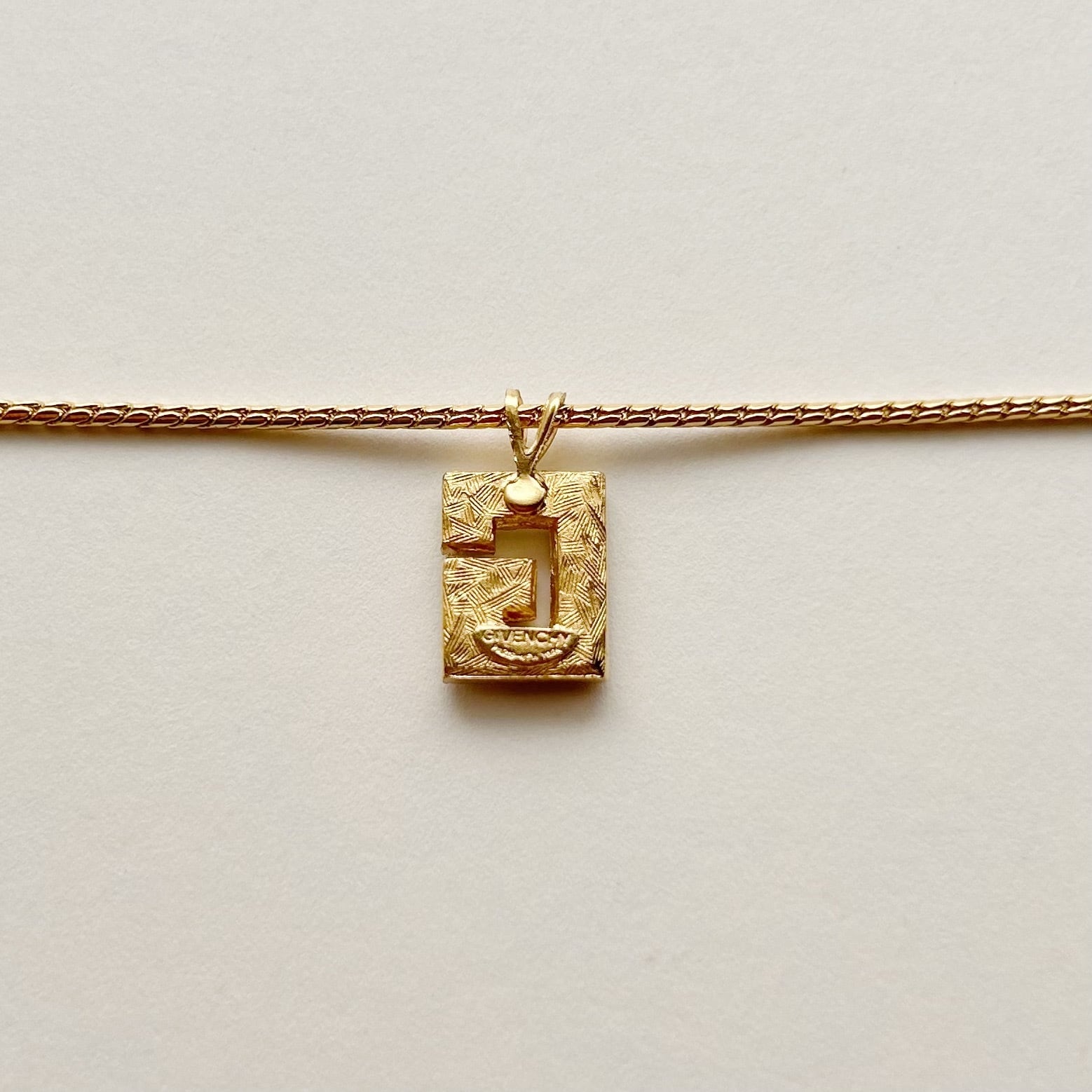 GN6164】GIVENCHY G logo rhinestone necklace(正規タグ付き GN6164】GIVENCHY G logo rhinestone necklace(正規タグ付き