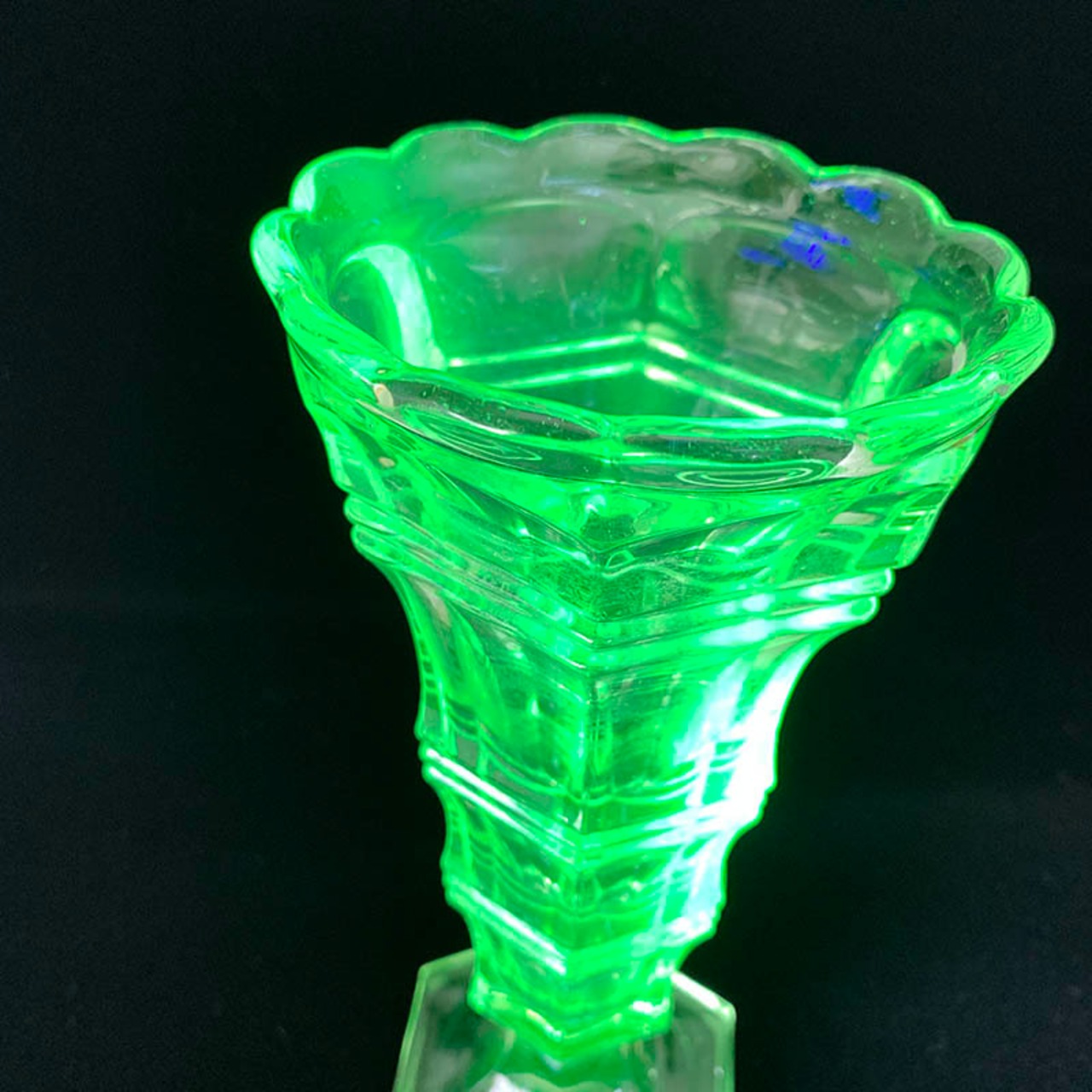 フラワーベース　花瓶　ウランガラス　緑の花瓶　オブジェ　 17otb4