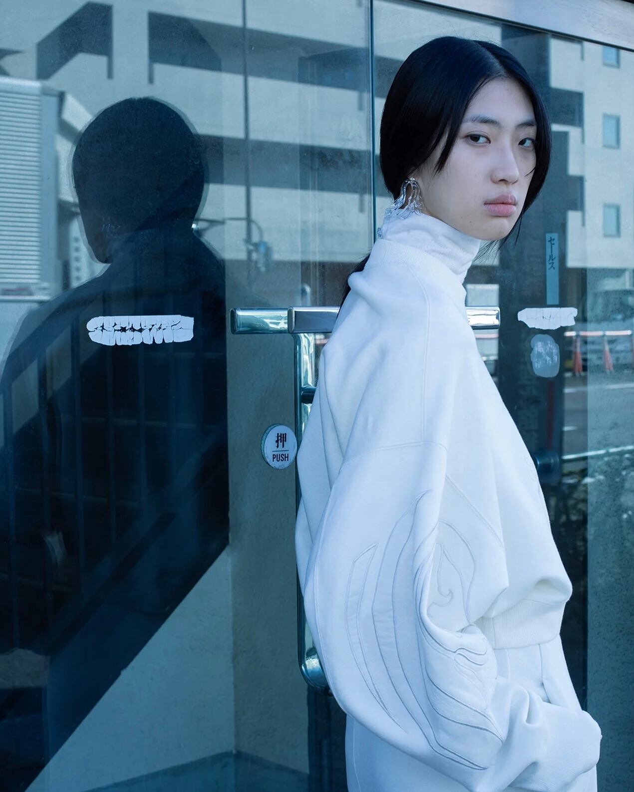 Mame Kurogouchi】Floral Embroidery Short Sweat Top / black | TOLMA.