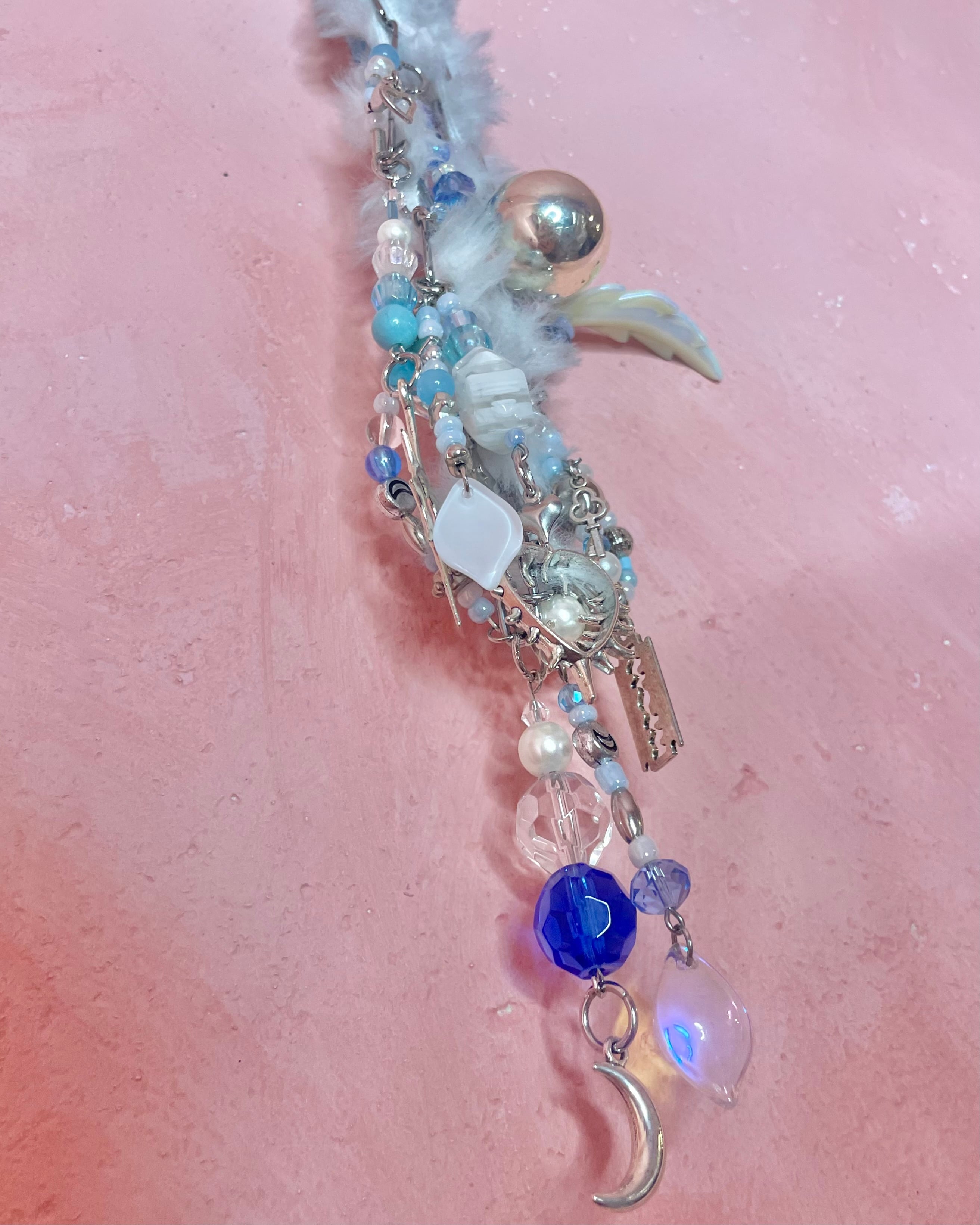Chunky Charm Necklace 〈White fur/blue〉