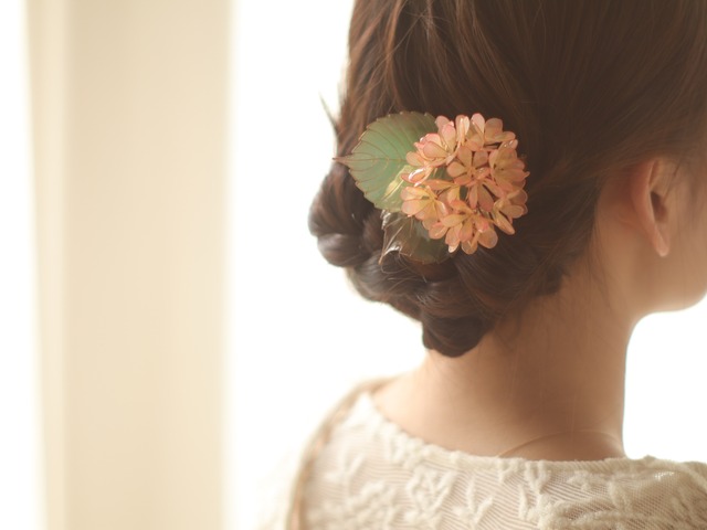 茜雲色の手毬花の髪飾り