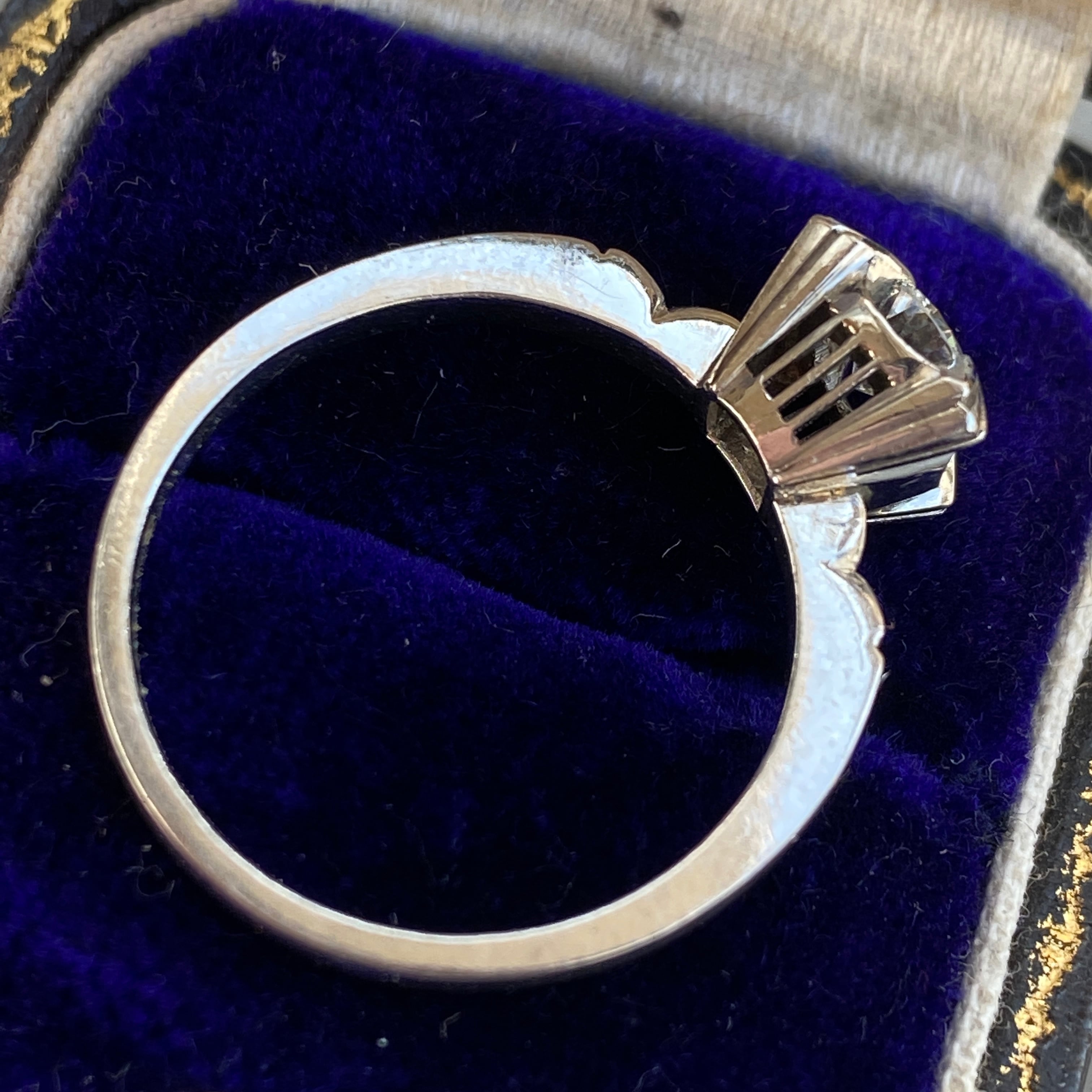 ヴィンテージ Ptにダイヤモンド三分石鬼爪リング