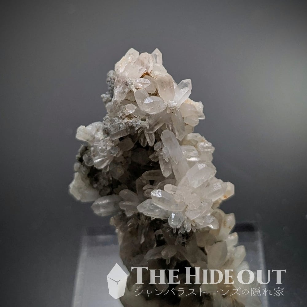 日本国産鉱物標本039 埼玉県秩父市中津川秩父鉱山橋掛沢産水晶 縦に