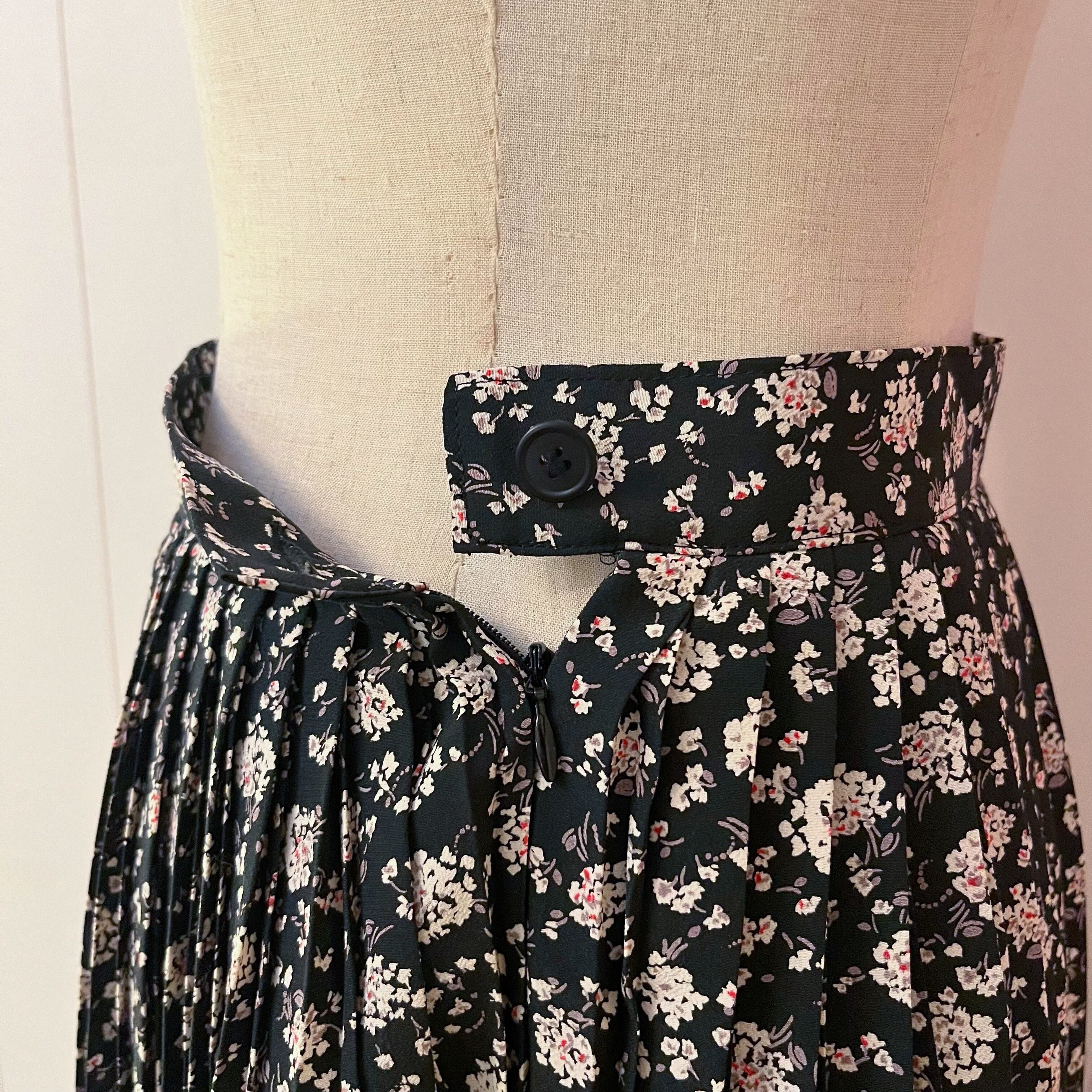 white mini flower pleats skirt