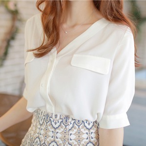 胸フラップ レディース トップス ブラウス ゆったり ミディアム丈 5分袖 Vネック 襟なし 鎖骨見せ デコルテ見せ バックVネック 前開き ボタン きれいめ シンプル カジュアル 上品 おしゃれ こなれ感 抜け感 都会的 女っぽ 大人っぽい 無地 春 夏 ママ 女の子 OL 通勤 学生 学校 通学 デート お出かけ レストラン 休日 合コン コンパ カフェ 会食 お食事会 重ね着 韓国 オルチャン コーデ 体型カバー 普段使い 着回し レイヤード S M L XL 2XL 大きいサイズ 白 ホワイト