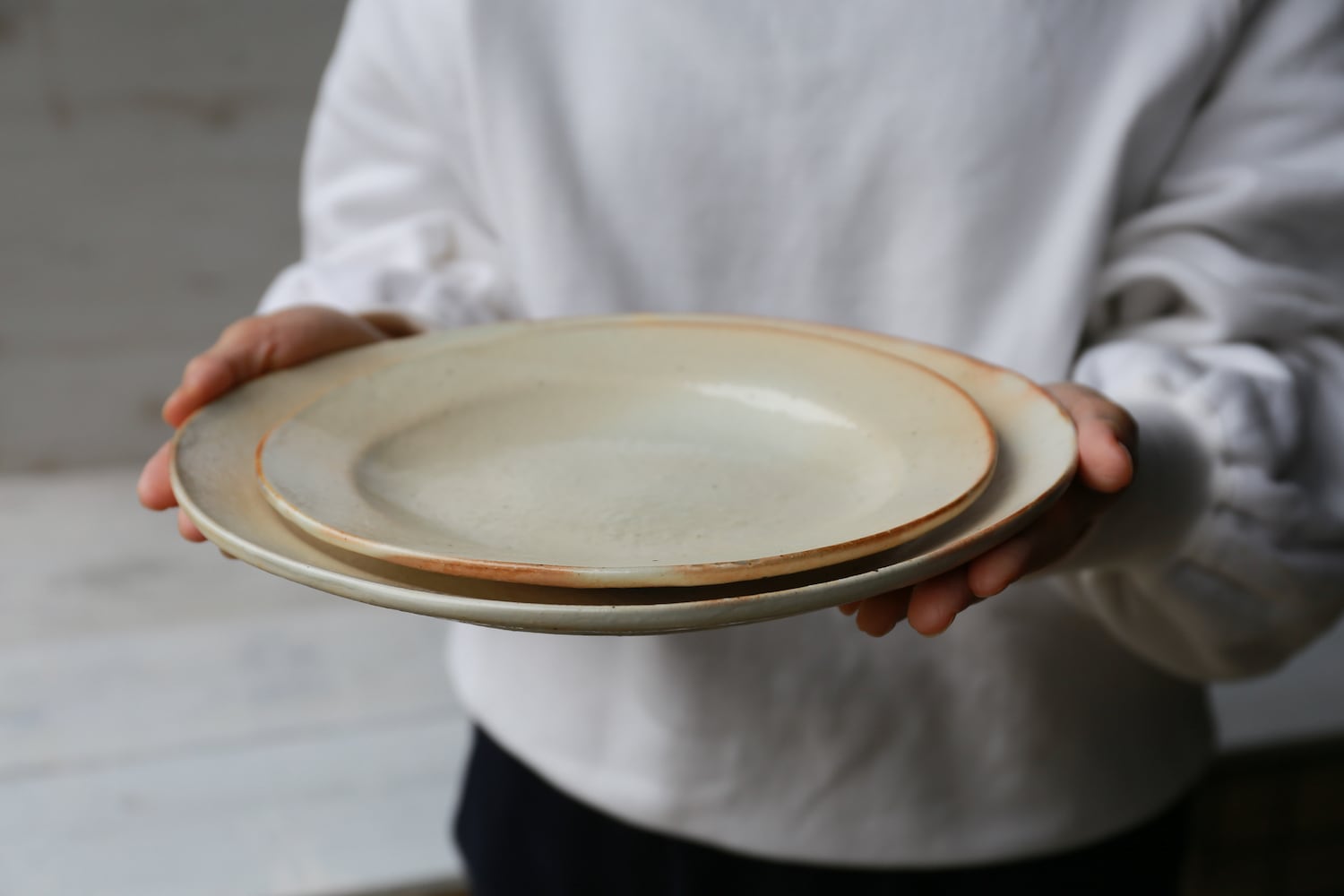 クリーム色の円形陶器皿 鉄散 ダ円リム皿 小 | 古谷製陶所