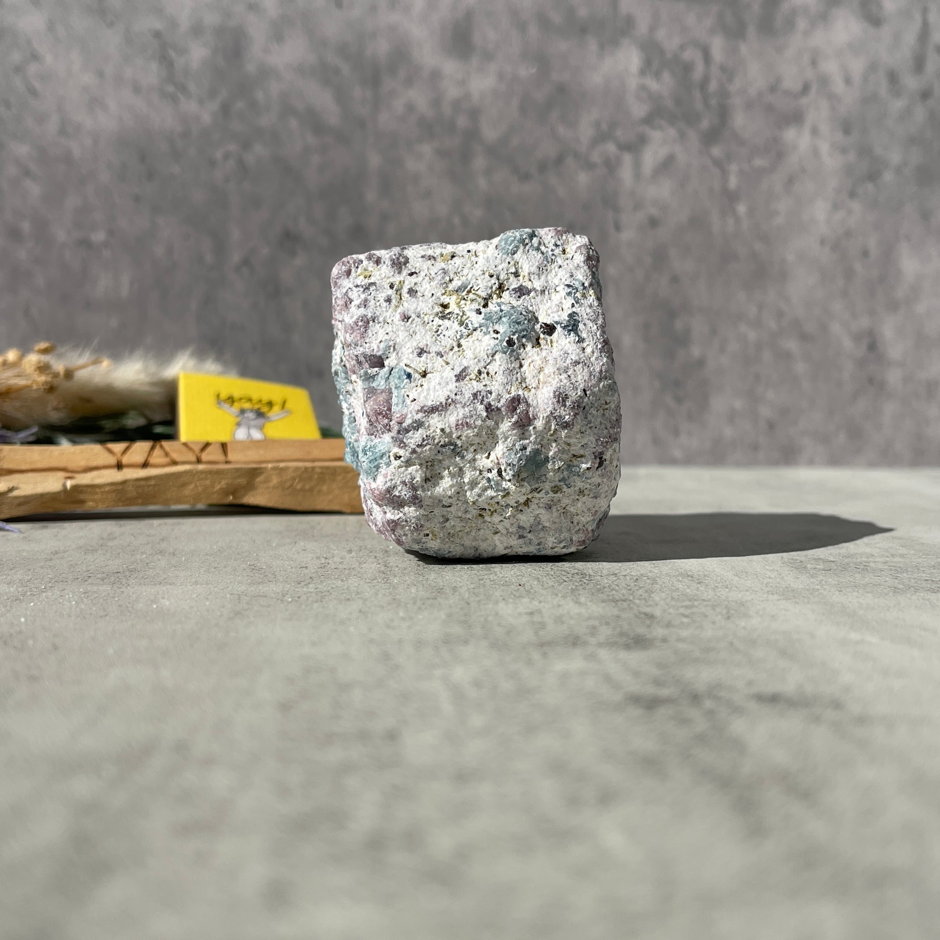 ルビーコランダム　約5100g このまま置き物　加工用にも 強力パワーストーン インド産 ルビー（コランダム）原石｜長石質マトリックス｜一点もの