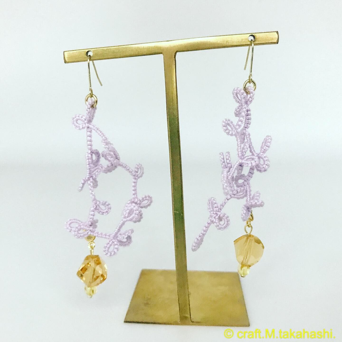 0135:ペールトーンの紫のレースとガラスビーズ のピアス