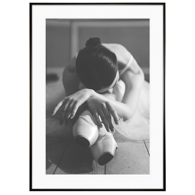 人物写真 ストレッチをするバレリーナの女性 インテリアモノクロアートポスター額装 AS2494