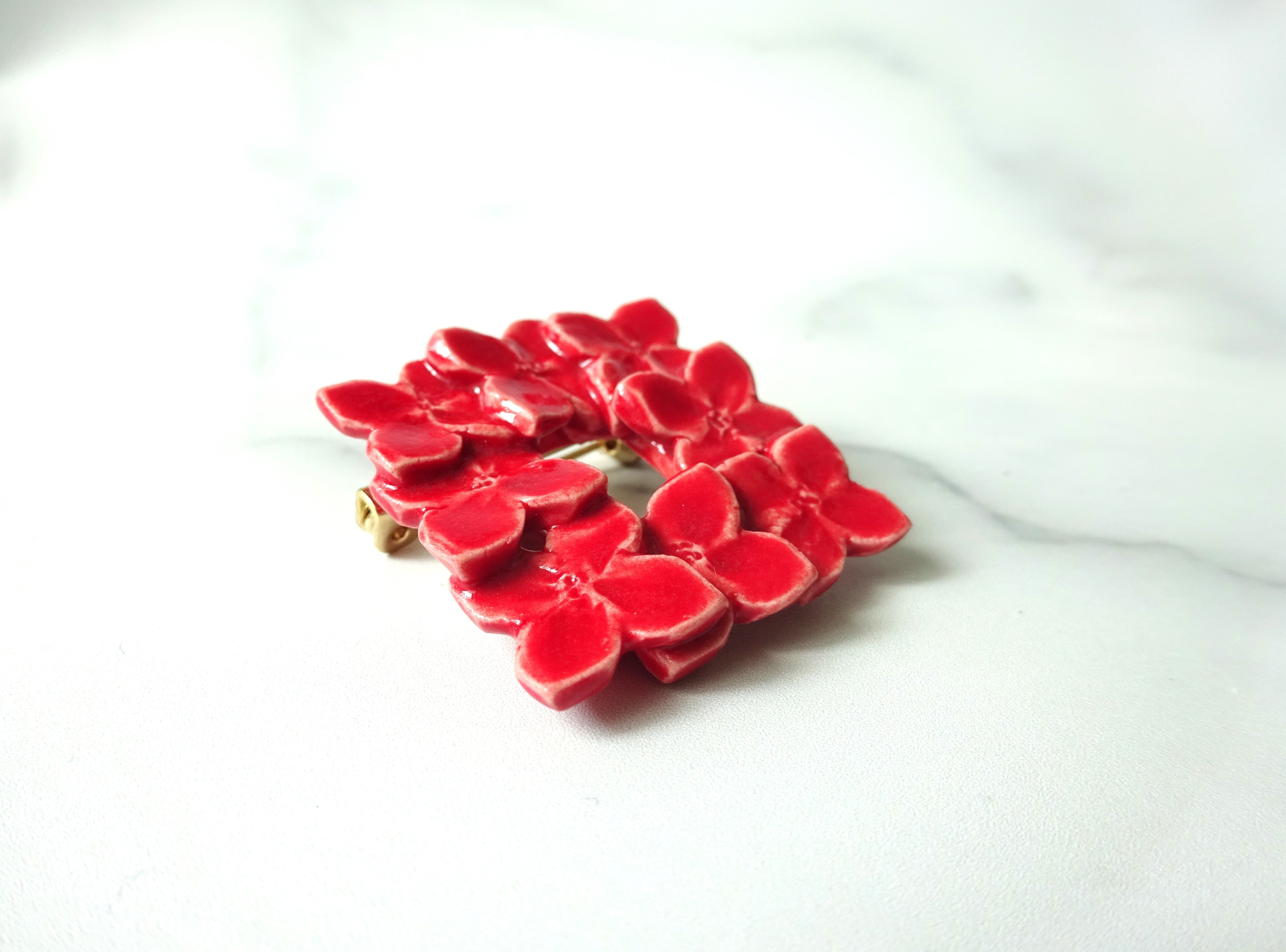 花のbroach（ニチニチソウ）赤