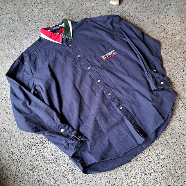 TOMMY HILFIGER 背面パッチ付きシャツ used [305055]