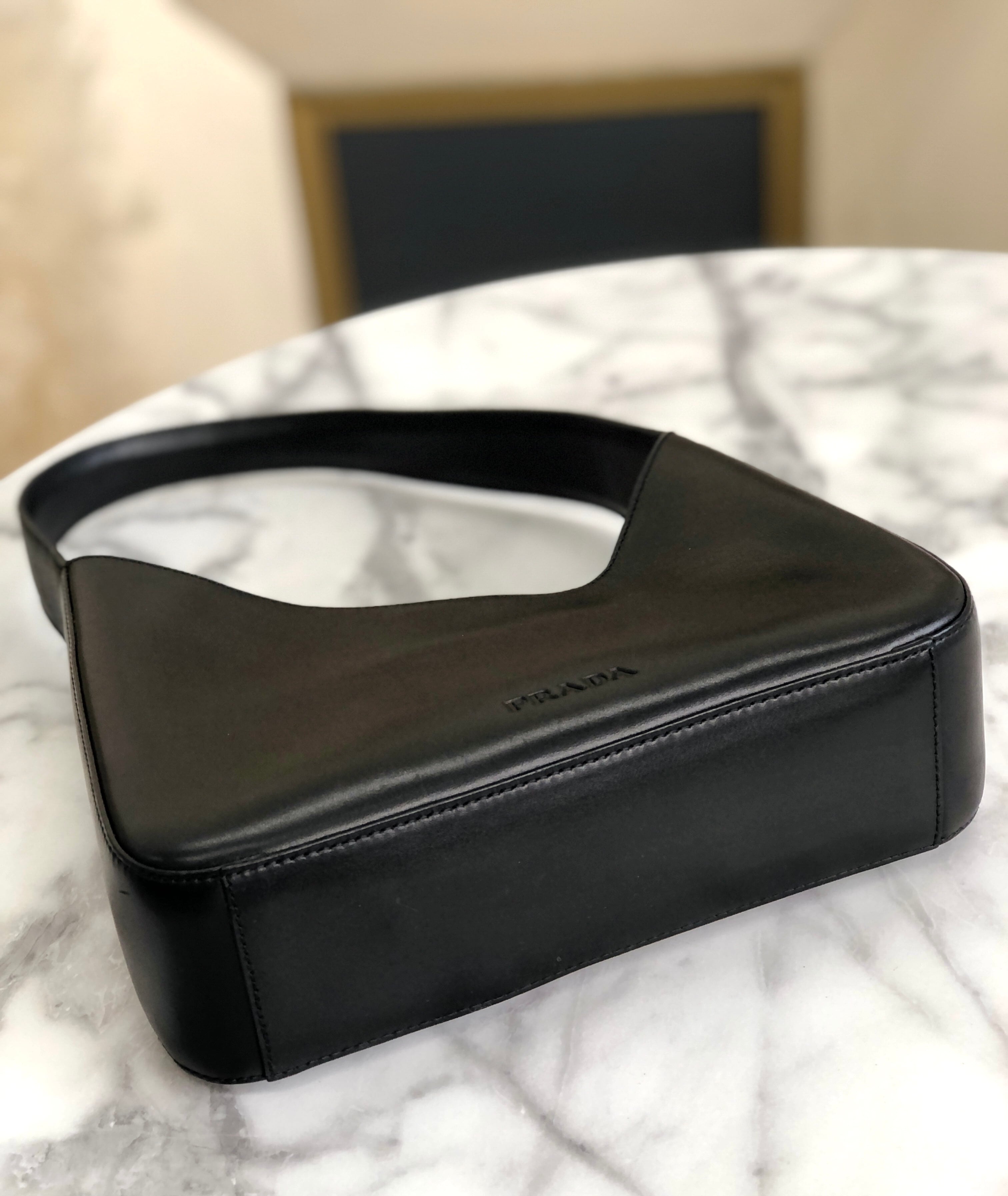 PRADA プラダ アシンメトリー レザー ホーボーバッグ ミニバッグ