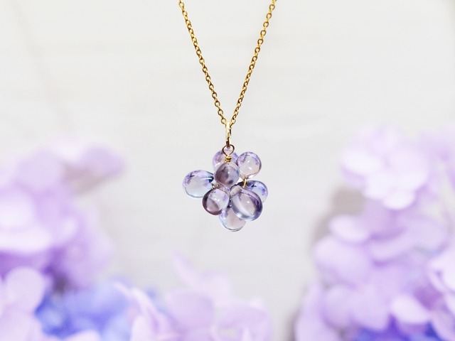 【14kgf ネックレス】夜明け前の空みたいなくすみカラー／紫陽花色ガラス