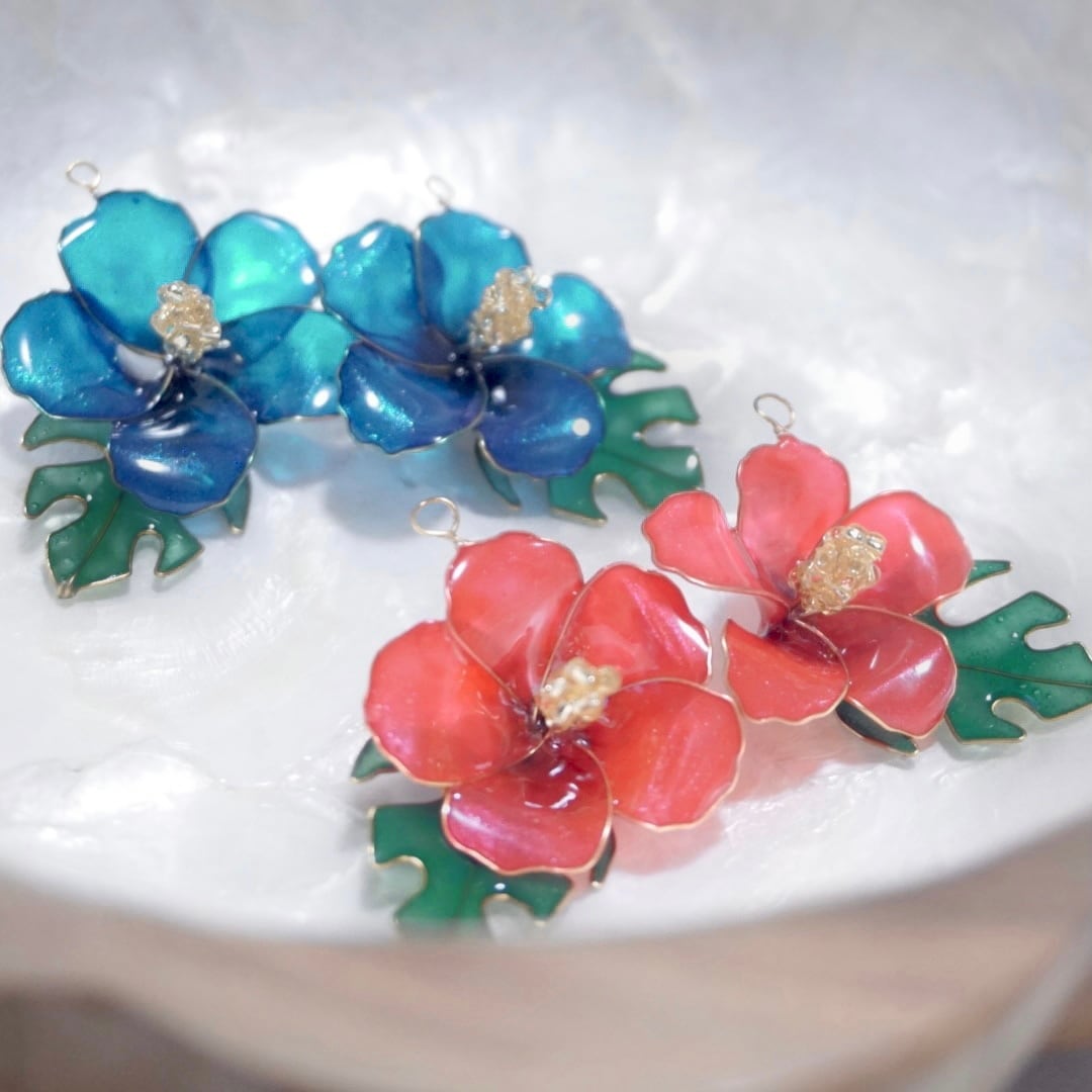 真っ白なハイビスカス＆モンステラ