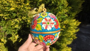 ペトリキウカ塗りの木製クリスマスオーナメント（人間国宝ホメンコ作）ライトブルー