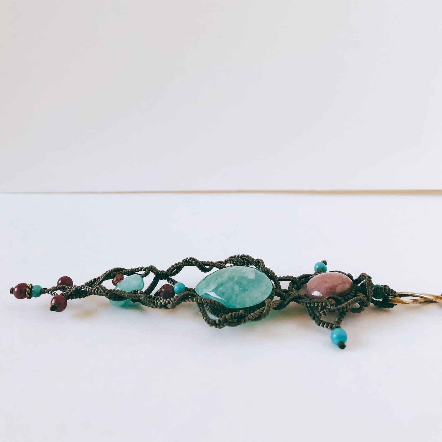 スタールビー×ターコイズ×アマゾナイト×ガーネット×シルバーのマクラメ