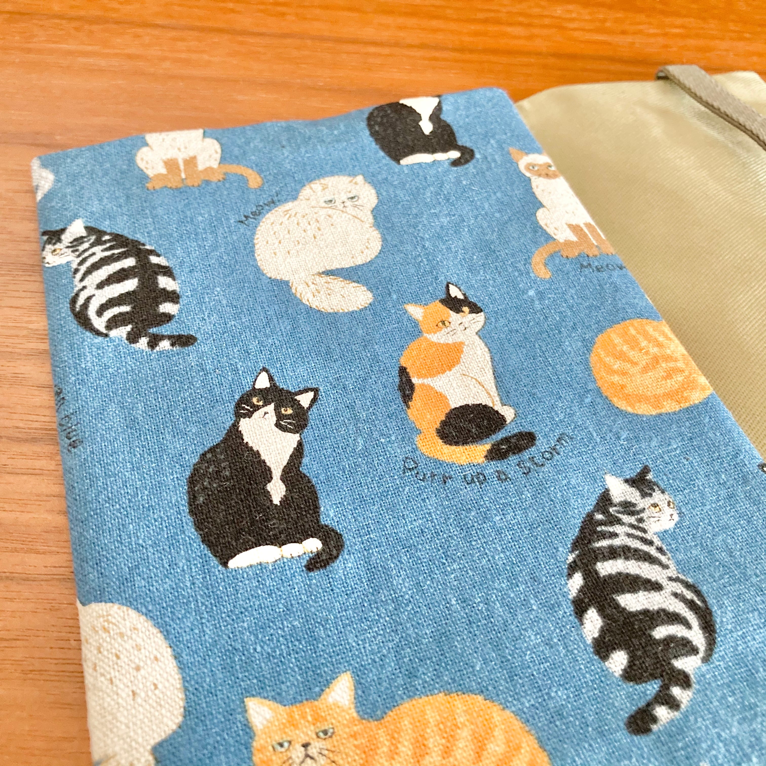 猫好きさんにスピーチバルーンの猫柄ブックカバー：文庫サイズ 3センチ