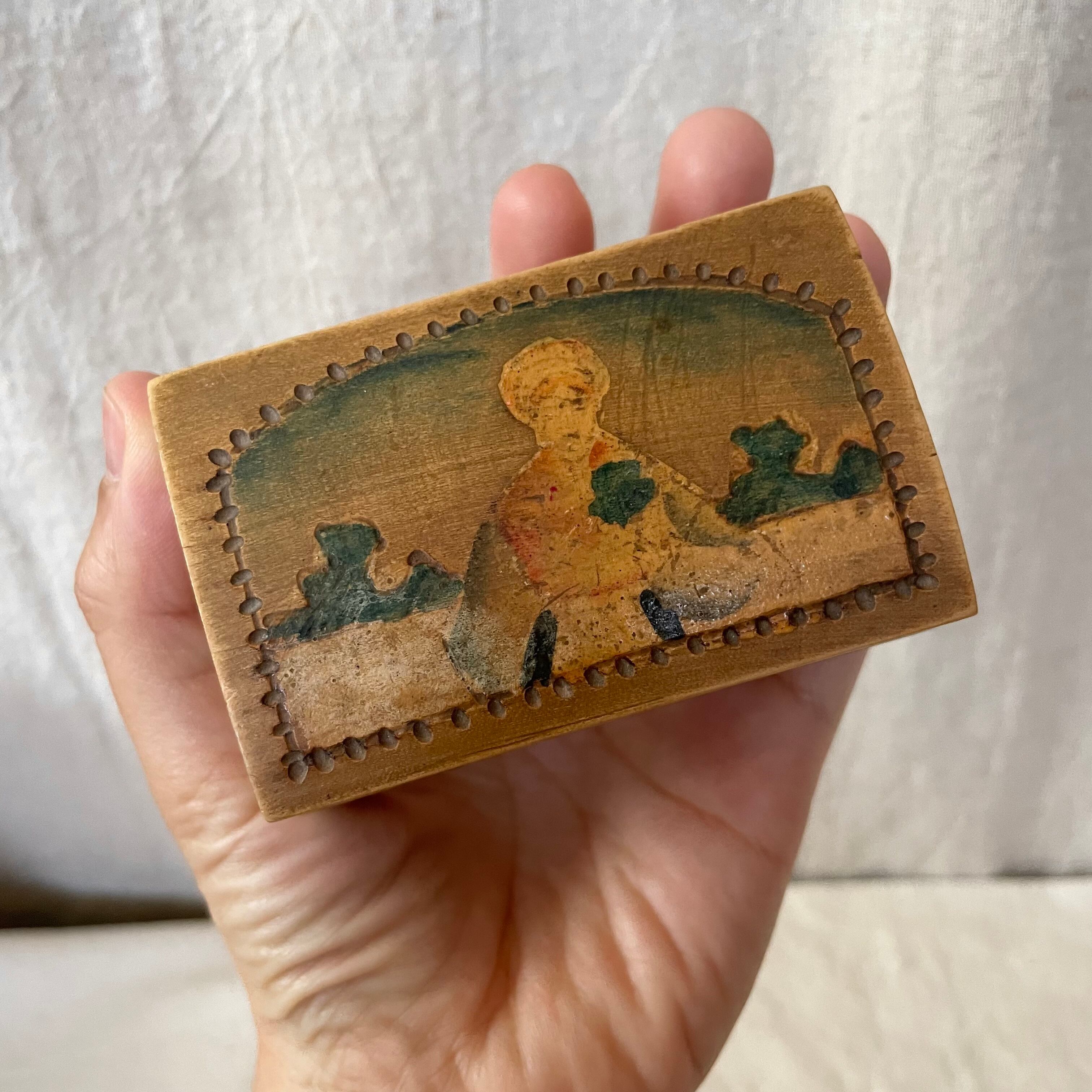 模様の入った小さな木箱 | tsuitachi craft&brocante