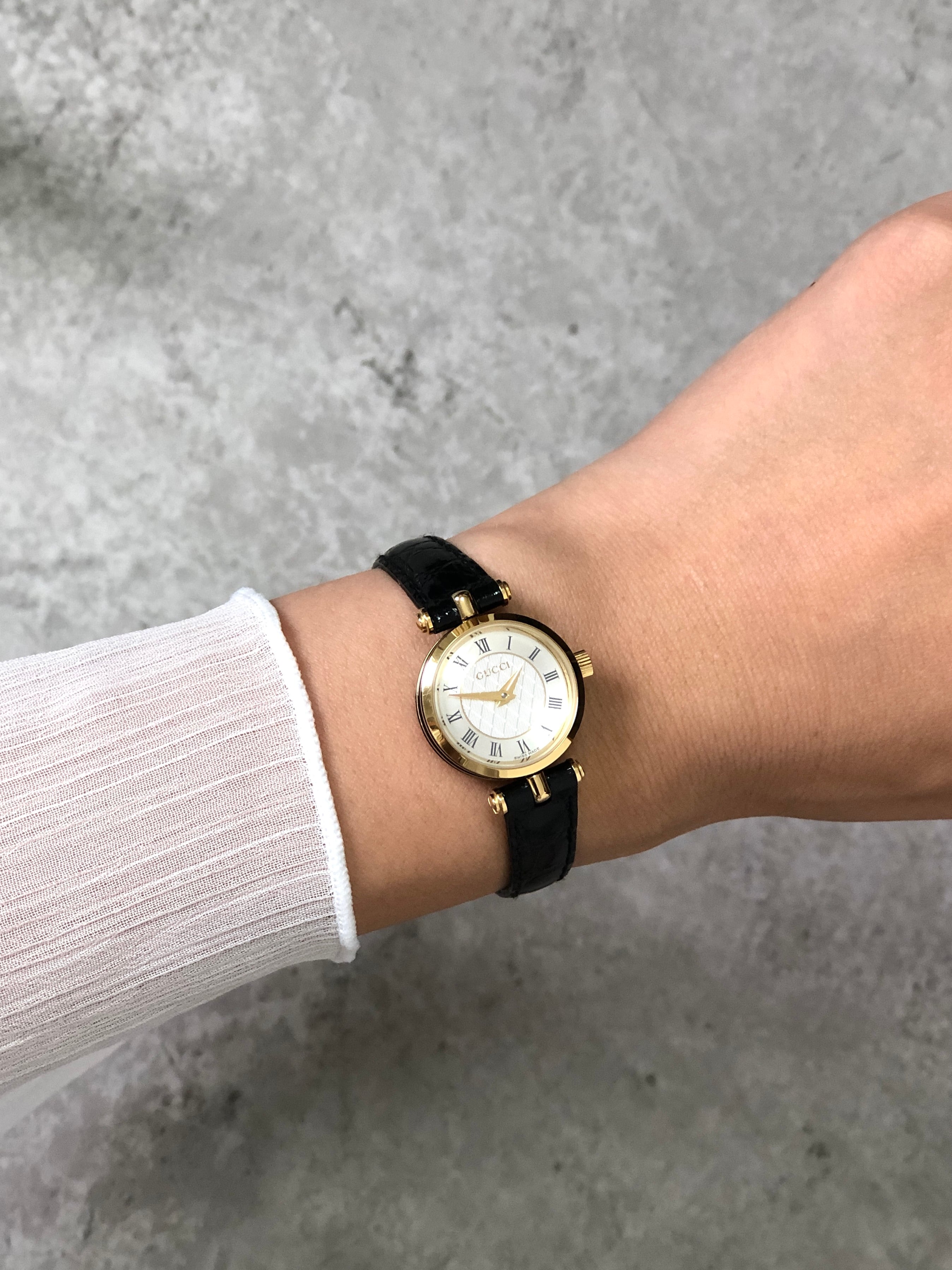 GUCCI グッチ 腕時計 ゴールド ブラック ラウンドフェイス レザー 2040L クォーツ vintage ヴィンテージ オールド 4eerzi