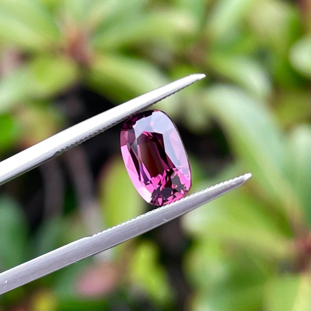 パープルスピネル クッションシェイプ 9.2x6.1x4.9mm, 2.25ct モザンビーク産