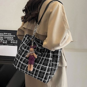 チェック柄 トートバッグ 大容量 軽量 レディース 韓国 通勤 通学 おしゃれ 大人 かわいい カジュアル 肩掛け チェーンショルダー オフィス ビジネス ぬいぐるみチャーム付き 大人可愛い 大人女子